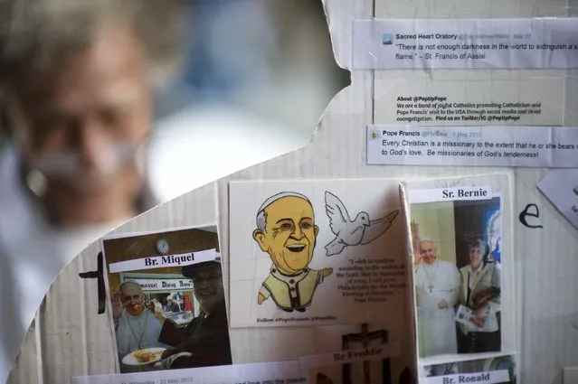 Messages are seen attached to the back of a cardboard cut-out of Pope Francis in Philadelphia, Pennsylvania, September 16, 2015. (Photo by Mark Makela/Reuters)