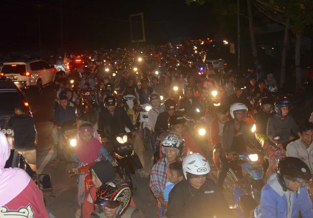 Motorists are stuck in traffic as they try to reach higher ground amid fears of a tsunami, following an earthquake in Cilacap, Central Java, Indonesia, Saturday, December 16, 2017. The strong earthquake shook the island of Java triggering a tsunami warning for parts of the main island's coastline. (Photo by AP Photo/Wagino)