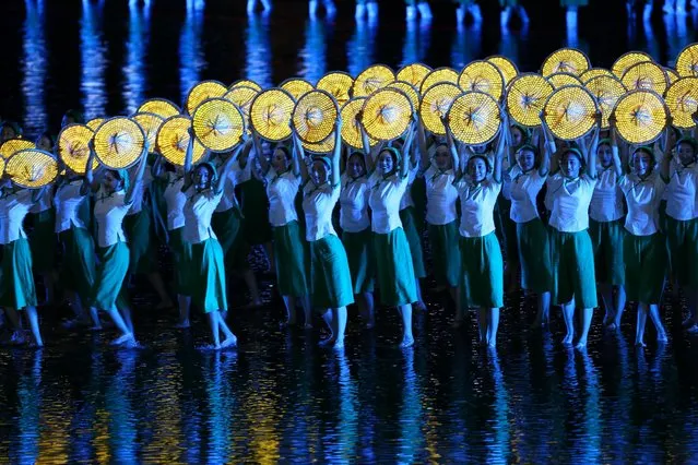 Performers give a performance during an evening gala for the G20 Summit at West Lake in Hangzhou, Zhejiang province, China, September 4, 2016. (Photo by Reuters/Stringer)
