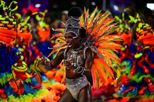 A member of the Unidos do Viradouro samba school performs during the last night of the Carnival parade at the Marques de Sapucai Sambadrome in Rio de Janeiro, Brazil, on February 13, 2024. (Photo by Pablo Porciuncula/AFP Photo)