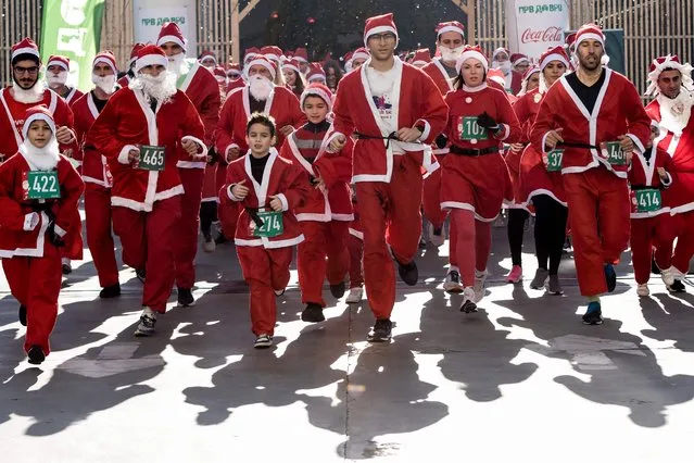 Participants dressed as “Santa Claus” take part in the annual Christmas city race in Skopje, North Macedonia, on December 25, 2022. (Photo by Robert Atanasovski/AFP Photo)