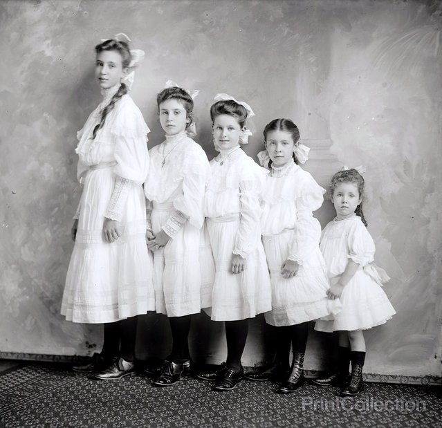 Unknown Sisters, Various Sizes, photographed by Harris & Ewing around 1915.