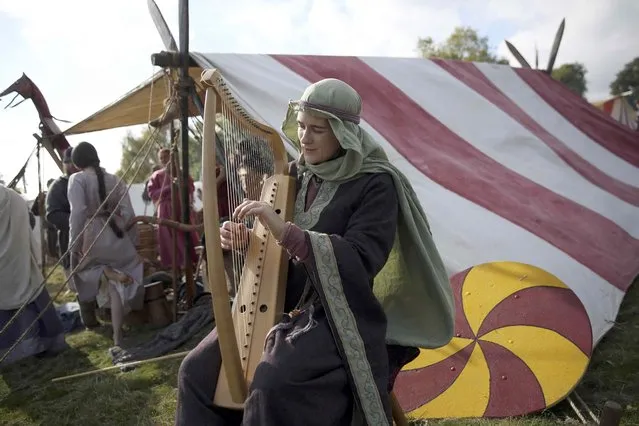 Re-enactors dress in historical costume as part of the Battle of Hastings anniversary commemoration events in Battle, Britain October 15, 2016. (Photo by Neil Hall/Reuters)