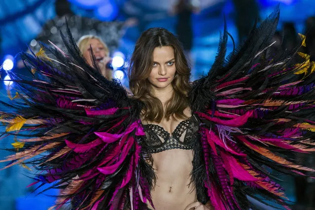 A model presents a creation during the 2015 Victoria's Secret Fashion Show in New York, November 10, 2015. (Photo by Lucas Jackson/Reuters)