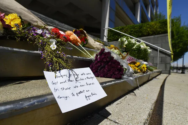 Flowers and a message of hope sit on the steps of the Old National Bank in Louisville, Ky., Tuesday, April 11, 2023. On Monday, a shooting at the bank located in downtown Louisville killed several people and wounded others. (Photo by Timothy D. Easley/AP Photo)