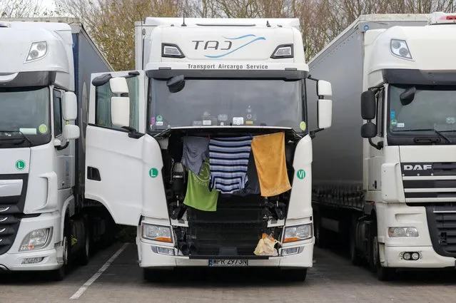 Clothes and towels hang to dry on a lorry at Ashford International Truck Stop, as EU countries impose a travel ban from the UK following the coronavirus disease (COVID-19) outbreak, in Ashford, Britain on December 22, 2020. (Photo by Simon Dawson/Reuters)