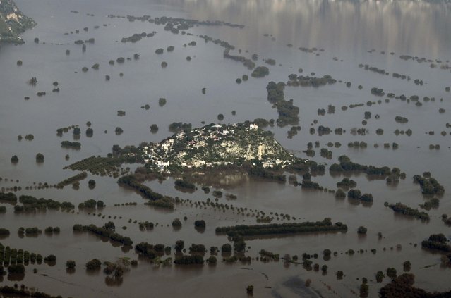 Aerial view of the flooded town of Tlacotepec, Hidalgo state, Mexico, on October 16, 2025. Mexican survivors of floods and landslides that killed at least 70 people last week have appealed for urgent aid, saying they are worried about disease outbreaks as rotting animal carcasses pile up in the mud. (Photo by Alfredo Estrella/AFP Photo)