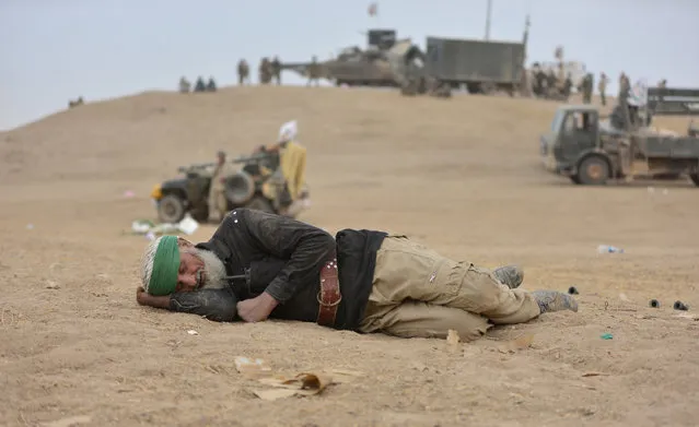 An elderly man from Shi'ite fighters sleeps in Tal Afar west of Mosul during a battle with Islamic State militants in Mosul, Iraq, November 16, 2016. (Photo by Reuters/Stringer)