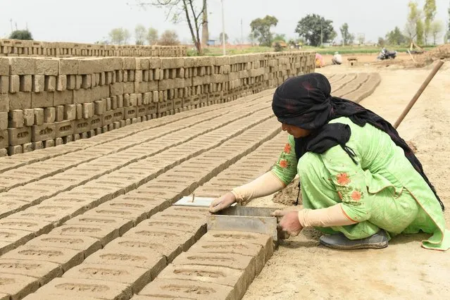 A labourer works at a brick kiln on the outskirts of Amritsar on March 7, 2021, on the eve of the International Women's Day. (Photo by Narinder Nanu/AFP Photo/Profimedia)