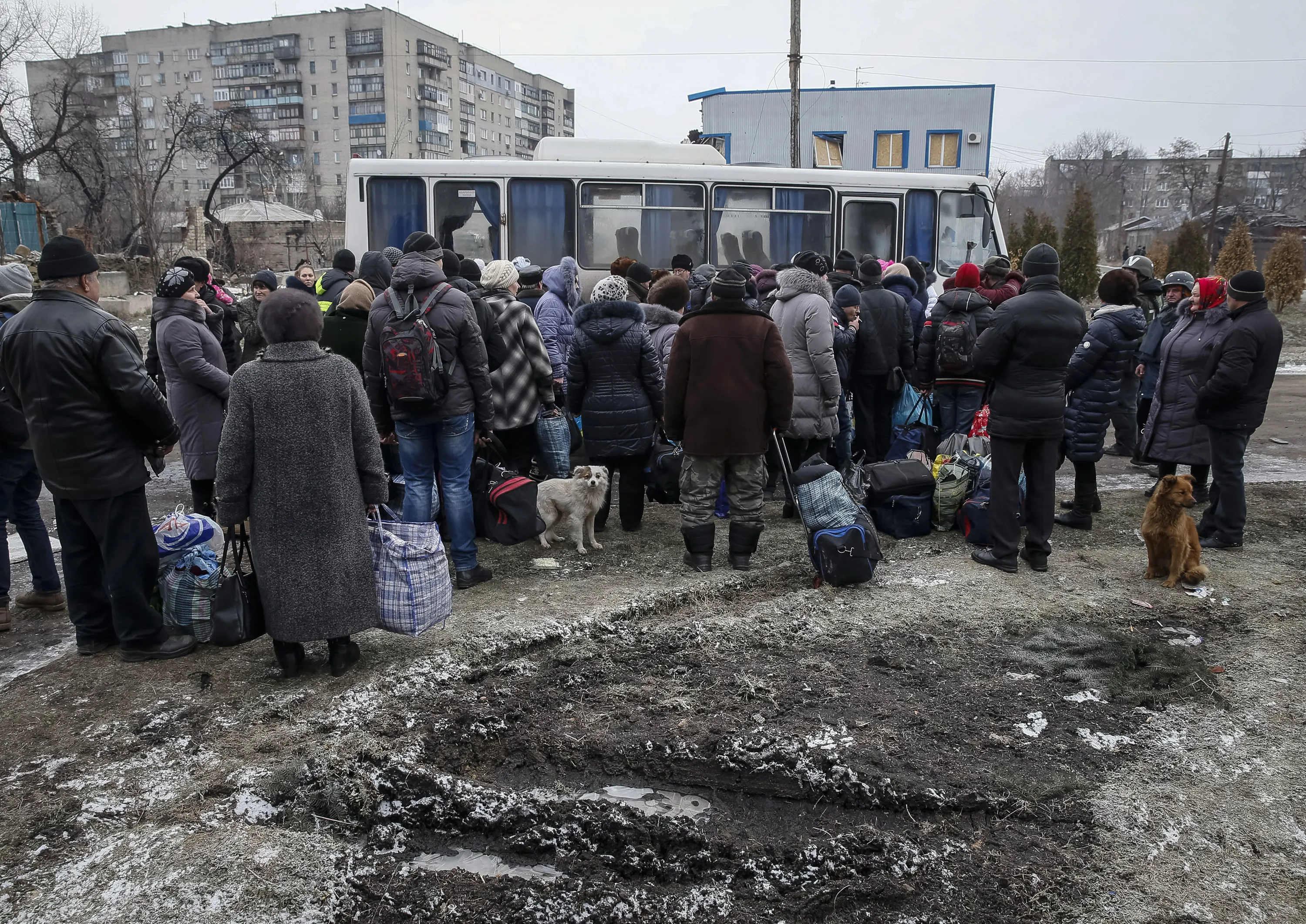 Луганская республика сейчас. Эвакуация населения днбасааа. Донецк эвакуация.