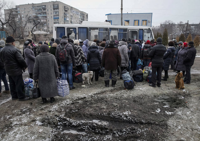 Local residents wait to board a bus to flee the conflict in Debaltseve, eastern Ukraine, February 5, 2015. (Photo by Gleb Garanich/Reuters)