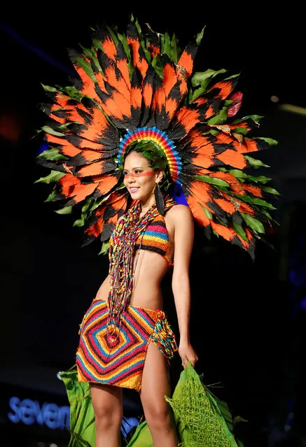 A model presents a creation during the Biofashion show, which features designs made from plants, recycled and natural materials, in Cali, Colombia, November 19, 2016. (Photo by Jaime Saldarriaga/Reuters)