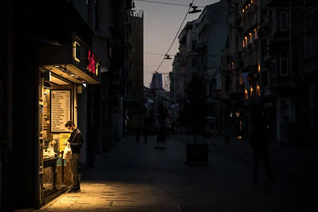 A man buys food from a shop selling takeaway food after the start of a three week nationwide coronavirus lockdown on April 29, 2021 in Istanbul, Turkey. The Turkish government announced a new full three week lockdown between April 30 and May 17 in an attempt to slow the rising number of coronavirus infections across the country. Turkey has seen a rise in infections over the past month prompting the full lockdown. Since the start of the pandemic Turkey has recorded 4,751,026 cases of the virus and more than 39,000 deaths. (Photo by Chris McGrath/Getty Images)