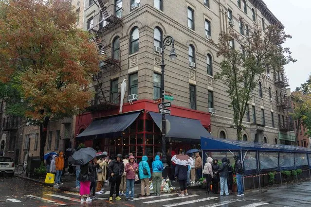 People stand in line to pay tribute to actor Matthew Perry outside the apartment building which was used as the exterior shot in the TV show “Friends” in New York on October 29, 2023. Perry, 54, was known globally for his portrayal of wise-cracking character Chandler Bing on the wildly popular “Friends”, which ran for 10 seasons from 1994 to 2004. First responders found Perry unconscious in a hot tub at his house on October 28 and were unable to revive him, law enforcement sources told the Los Angeles Times. Police confirmed they'd mounted a “death investigation for a male in his 50s”. (Photo by Adam Gray/AFP Photo)
