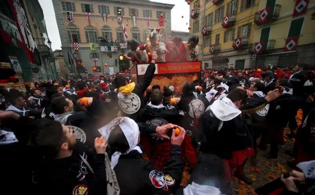 Members of rival teams fight with oranges during an annual carnival battle with oranges in the northern Italian town of Ivrea February 7, 2016. (Photo by Stefano Rellandini/Reuters)