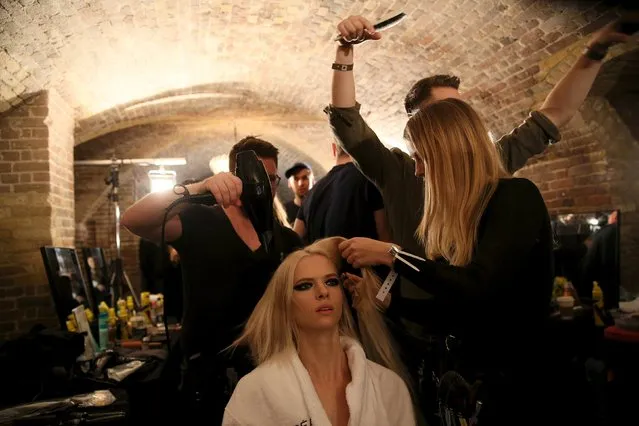 A model is styled backstage at the Julien Macdonald catwalk show at London Fashion Week Autumn/Winter 2016 in London, Britain February 20, 2016. (Photo by Neil Hall/Reuters)