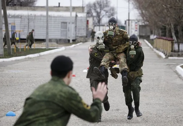 Members of youth military clubs take part in sport and military competitions among pre-enlistment aged youths in the southern city of Stavropol, Russia, February 25, 2016. (Photo by Eduard Korniyenko/Reuters)