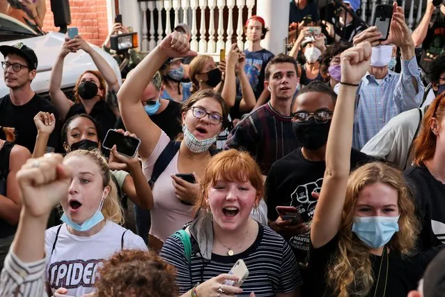 People react as the statue of Confederate General Robert E. Lee, the largest Confederate statue remaining in the United States, is removed by a construction team in Richmond, Virginia, U.S. September 8, 2021. (Photo by Evelyn Hockstein/Reuters)