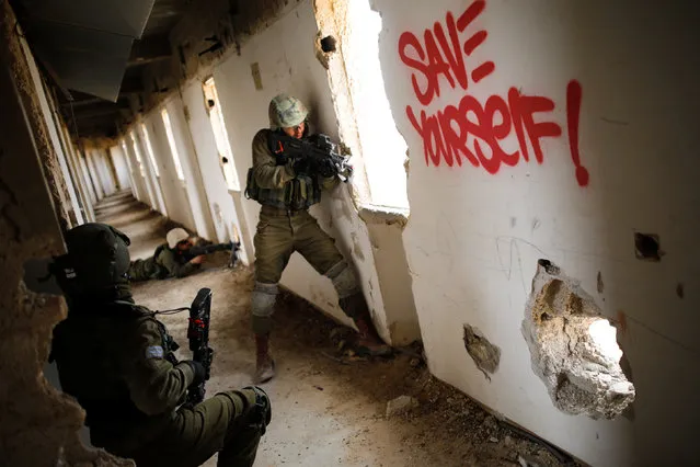 Israeli soldiers from the Nahal Infantry Brigade take part in an urban warfare drill in an abandoned hotel in Arad, southern Israel February 8, 2017. (Photo by Amir Cohen/Reuters)