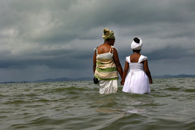 Members of Bembe do Mercado, an Afro-Brazilian religious group, which practices Candomble, take part in a ceremony to honour Yemanja, the goddess of the sea, in Santo Amaro, Bahia, Brazil, on May 14, 2023. (Photo by Rafael Martins/AFP Photo)