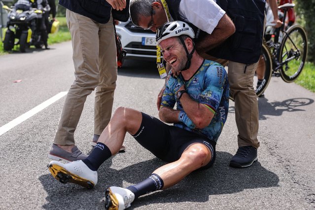 Astana Qazaqstan Team's British rider Mark Cavendish receives medical attention after suffering a crash during the 8th stage of the 110th edition of the Tour de France cycling race, 201 km between Libourne and Limoges, in central western France, on July 8, 2023. Mark Cavendish crashed out of the Tour de France on June 8, 2023 after a fall 140km into stage eight left the star British cyclist with what appeared to be a broken collarbone. (Photo by Thomas Samson/AFP Photo)