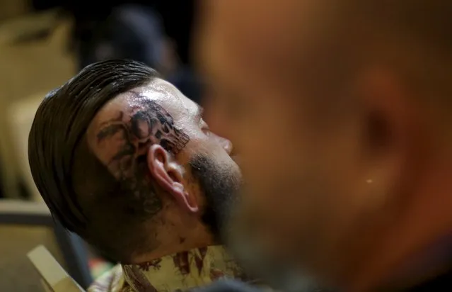 A man gets a tattoo on his head during the annual Panama City Ink Fest in Panama City August 16, 2015. (Photo by Carlos Jasso/Reuters)