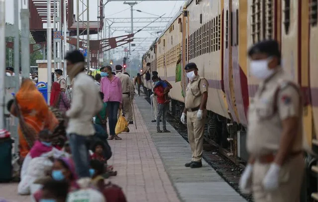 Migrant workers deboard from a special train that arrived from Nasik during a government-imposed nationwide lockdown as a preventive measure against the COVID-19 coronavirus, at Misrod railway station in Bhopal on May 02, 2020. (Photo by Gagan Nayar/AFP Photo)