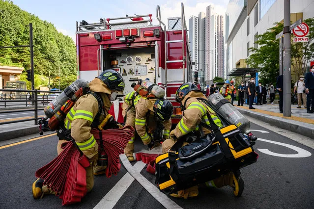 South Korean fire services personnel participate in an anti-terror and anti-chemical terror drill on the sidelines of the joint South Korea-US Ulchi Freedom Shield (UFS) military exercise, outside a shopping mall in Seoul on August 23, 2022. (Photo by Anthony Wallace/AFP Photo)