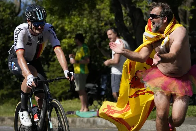 Germany's Nikias Arndt, left, receives encouragement from a spectator during the men's elite road race at the world road cycling championships in Wollongong, Australia, Sunday, September 25, 2022. (Photo by Rick Rycroft/AP Photo)