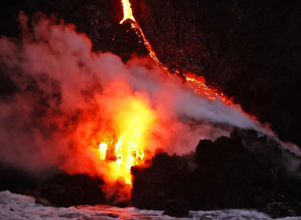 Lava From Hawaii's Kilauea Volcano Creates Rare and Dramatic Show