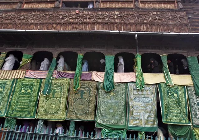 Kashmiri Muslim women offer prayers at the shrine of Mir Syed Ali Hamdani, a Sufi saint, during a religious festival to mark Saint Hamdani's birth anniversary in Srinagar September 21, 2015. Thousands of Kashmiri Sufi Muslim devotees visited the shrine of Saint Hamdani, who travelled to Kashmir from Iran to spread Islam in the region, for the anniversary of his birth on Monday. (Photo by Danish Ismail/Reuters)