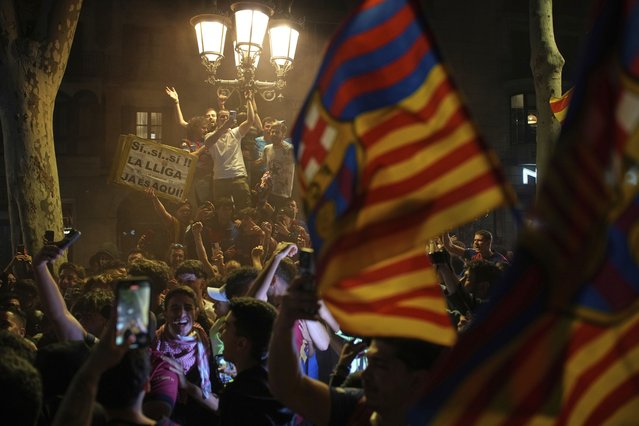 Barcelona fans celebrate in the street after their team won the Spanish La Liga soccer championship in Barcelona, Spain, Thursday, May 15, 2025. (Photo by Emilio Morenatti/AP Photo)