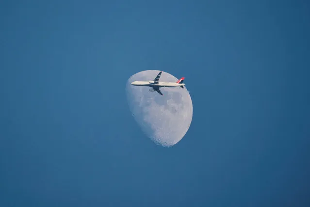 A Turkish Airlines Airbus A321-231 aircraft flies past the moon as it descends for Istanbul Airport in Istanbul, Turkey on January 1, 2023. (Photo by Yoruk Isik/Reuters)