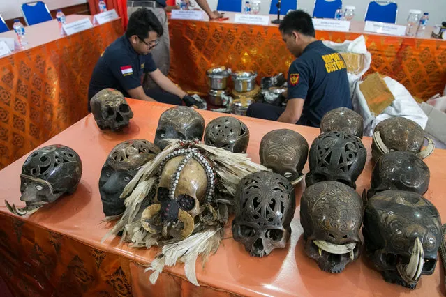 Indonesian customs officer displays seized human skulls during a press conference in Denpasar, Bali, Indonesia, 09 February 2018. Twenty-four human skulls were seized during a smuggling attempt from Bali to the Netherlands. (Photo by Made Nagi/EPA/EFE)