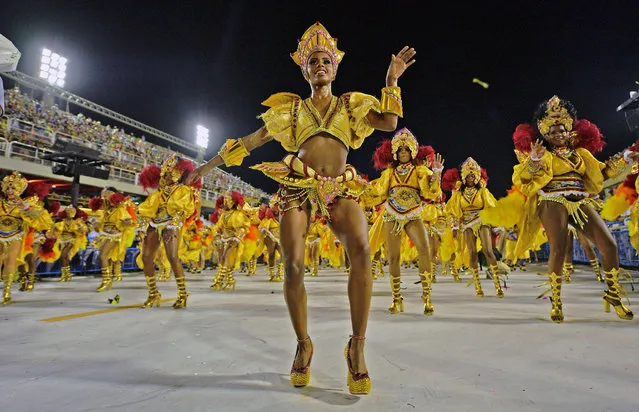 A reveller of the Sao Clemente performs on the first night of Rio's Carnival at the Sambadrome in Rio de Janeiro, Brazil, on February 11, 2018. (Photo by Carl De Souza/AFP Photo)