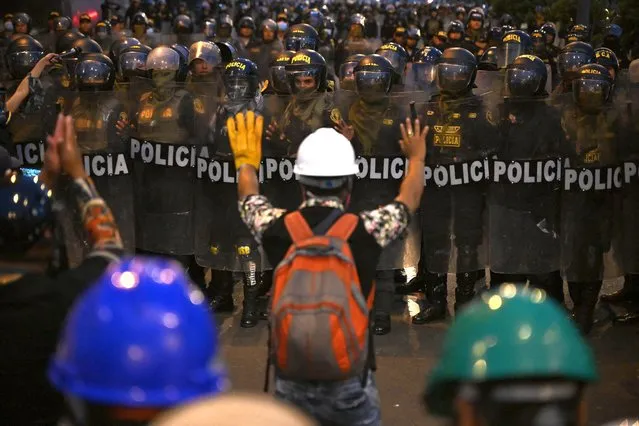Protesters clash with the police during a demonstration against the government of Peruvian President Dina Boluarte in Lima on February 4, 2023. Hundreds of protesters gathered at the accesses to Lima to attend a march this Saturday that they promise “will be the biggest” and “with all the blood”, according to the organizers of the protests calling for the resignation of President Dina Boluarte and the closure of Congress. (Photo by Ernesto Benavides/AFP Photo)