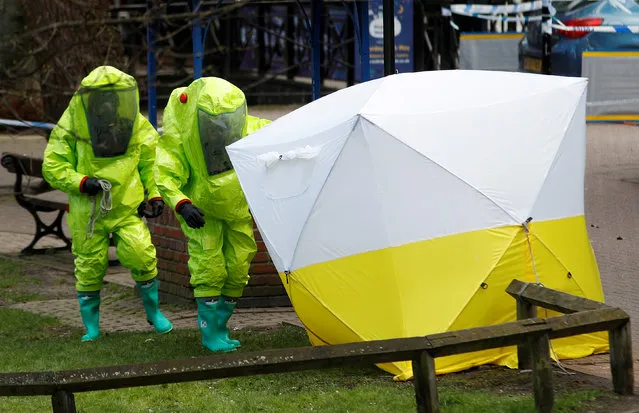 The forensic tent, covering the bench where Sergei Skripal and his daughter Yulia were found, is repositioned by officials in protective suits in the centre of Salisbury, Britain, March 8, 2018. (Photo by Peter Nicholls/Reuters)