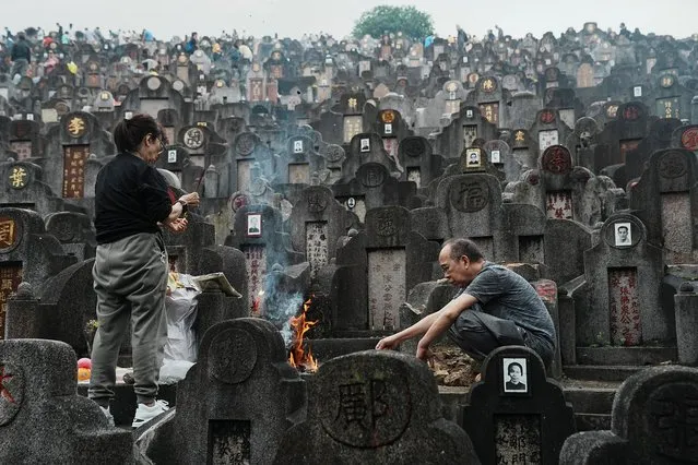 People make an offering of incense sticks to dead relatives at Qingming Festival, or Tomb Sweeping Day at a cemetery, in Hong Kong, China on April 5, 2023. (Photo by Lam Yik/Reuters)