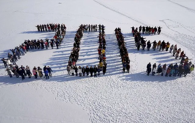 Students form “2015” standing on snow to welcome the upcoming New Year at Shenyang Agriculture University in Shenyang, Liaoning province, December 31, 2014. (Photo by /Reuters)