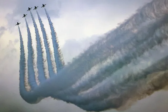 Pilots of the Royal Saudi Air Force Hawks aerobatic team perform during a show in Kuwait City on February 26, 2023 as the Gulf state marks its 62nd Independence Day and 32nd anniversary of the end of the Gulf war with the liberation of Kuwait from Iraqi occupation. (Photo by Yasser Al-Zayyat/AFP Photo)