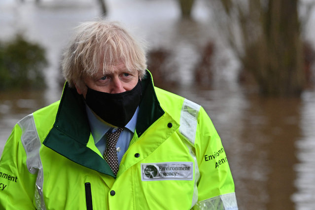 Britain's Prime Minister Boris Johnson talks with local residents who were evacuated from their properties overnight, during his visit to the Withington Golf Club in Withington, Manchester, northwest England as Storm Christoph brings heavy rains and flooding across the country on January 21, 2021. (Photo by Paul Ellis/AFP Photo)