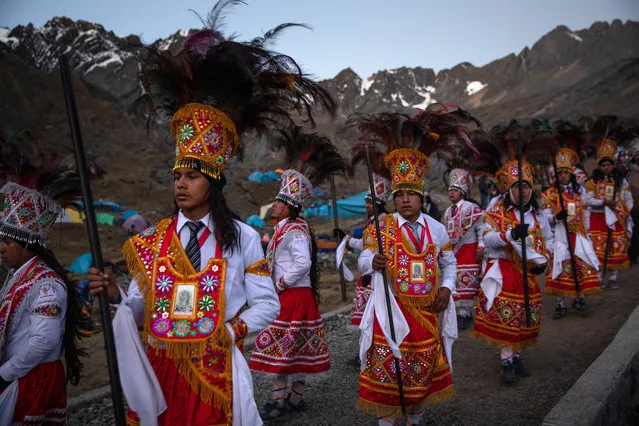 Costumed dancers parade at the end of the first day of the annual Qoyllur Rit'i festival on May 27, 2018 in Ocongate, Peru. (Photo by Dan Kitwood/Getty Images)