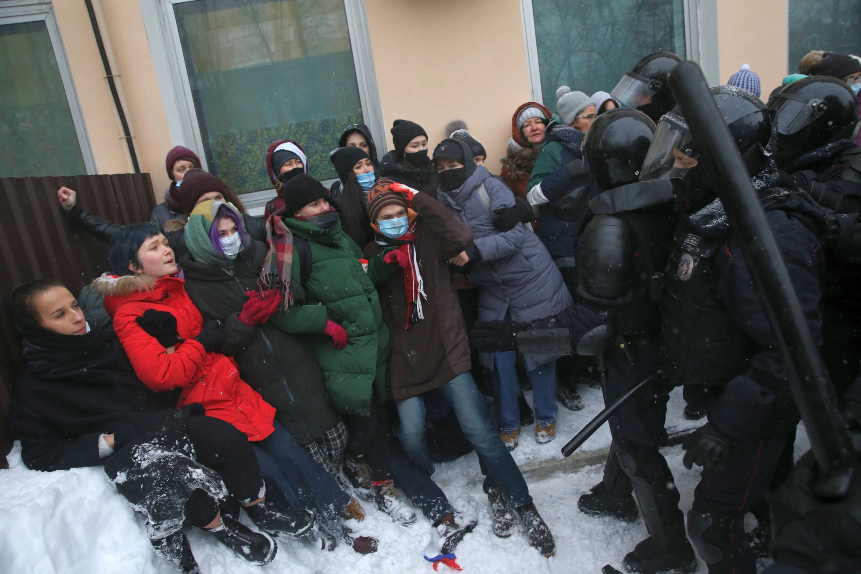 Бьют омон. Массовые протесты в России. Молодежь на митинге. ОМОН избивает митингующих в Москве. Митингующие избивают омоновцев.