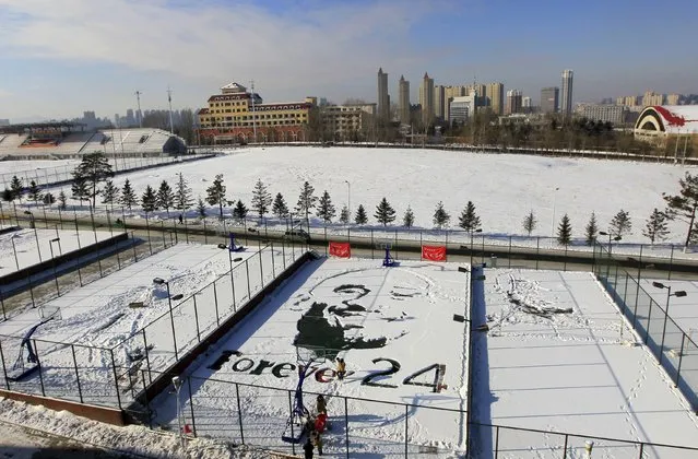 Art students create an image of NBA Los Angeles Lakers forward Kobe Bryant and "Forever 24" by clearing snow from a basketball court, to mark the player's retiring announcement, at Beihua University in Jilin, Jilin province, China, December 6, 2015. (Photo by Reuters/Stringer)