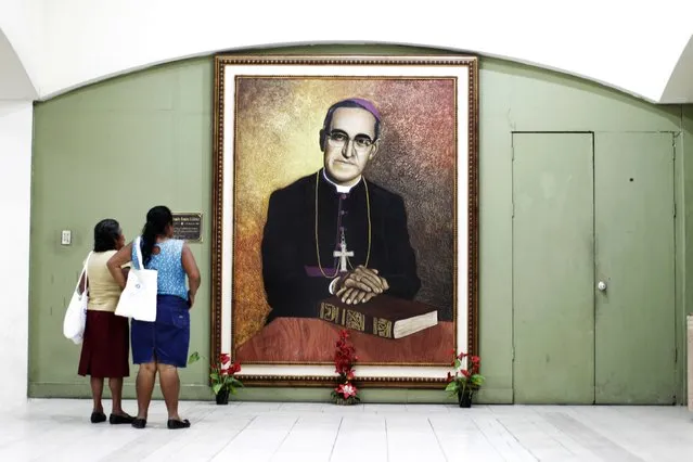 People look at a picture of slain Salvadoran Archbishop Oscar Romero at the national cathedral in San Salvador February 3, 2015. Pope Francis on Tuesday ruled that Romero, who was murdered by a right-wing death squad in 1980 and is an icon of the Roman Catholic Church in Latin America, had died as a martyr and will be beatified, the Vatican said. (Photo by Jose Cabezas/Reuters)