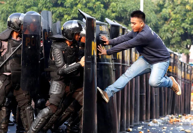 A person acting as a protester kicks policemen during an anti-terror drill ahead of the upcoming Asian Games in Jakarta, Indonesia on July 31, 2018. (Photo by Reuters/Beawiharta)