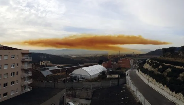 An orange toxic cloud is seen over the town of Igualada, near Barcelona, following an explosion in a chemical plant, February 12, 2015. (Photo by Alba Aribau/Reuters)