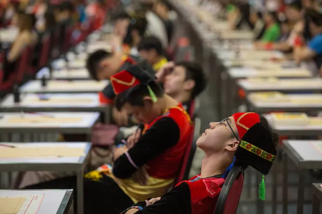 Participants take part in an attempt to set a world record via “The Largest Calligraphy Class” in Hong Kong, China, 25 September 2018. Three-thousand youths from Guangdong Province, Macau and Hong Kong took part in the calligraphy class attempting to set the new world record as well as promoting Chinese culture and celebrating Confucius' birthday. (Photo by Jerome Favre/EPA/EFE)