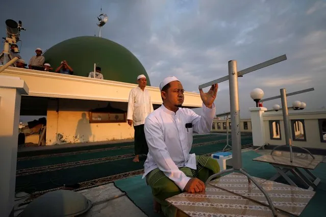 Muslims use traditional tools to look for the position of the moon to mark the end of the holy month of Ramadan, ahead the Eid al-Fitr festival, at Al-Musyari'in mosque in Jakarta, Indonesia, May 12, 2021. (Photo by Willy Kurniawan/Reuters)