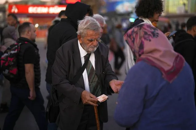 A man purchases food from a street vendor at Kadikoy ferry terminal in Istanbul, Thursday, November 16, 2023. Turkey's central bank delivered another huge interest rate hike on Thursday, Nov. 23, 2023 continuing its effort to curb double-digit inflation that has left households struggling to afford food and other basic goods. (Photo by Francisco Seco/AP Photo)